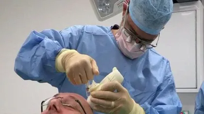 Cum arată o operaţie de TRANSPLANT de PĂR EŞUATĂ. CHELIA arată îngrozitor după intervenţie FOTO