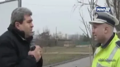 Cum încearcă şoferii să scape de amendă. Un bărbat a început să plângă în faţa poliţistului VIDEO