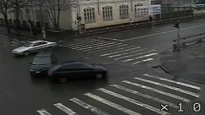 Şocant! Un şofer din Brăila a intrat cu maşina într-un bloc VIDEO
