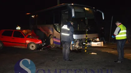 Accident GRAV în Cluj. Un autocar cu zeci de muncitori, lovit frontal de o maşină