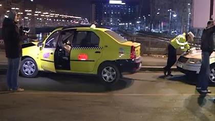 Accident cu două taxiuri într-o intersecţie din Capitală. Doi oameni au ajuns la spital VIDEO