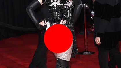 Madonna, surprinsă în IPOSTATZE INDECENTE pe covorul roşu. A lăsat publicul cu gură căscată FOTO
