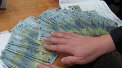O femeie a găsit un teanc de bani pe stradă, pe care i-a dus la poliţie. Reacţia incredibilă a păgubitului