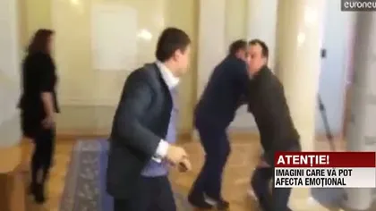 Scandal în Rada de la Kiev: Bătaie în toată regula între doi parlamentari ucraineni VIDEO