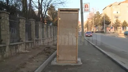 Toaletă improvizată în mijlocul trotuarului, în SUCEAVA VIDEO
