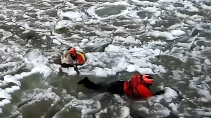 A înotat 200 de METRI pentru a salva un CÂINE dintr-un lac îngheţat: Este un erou VIDEO