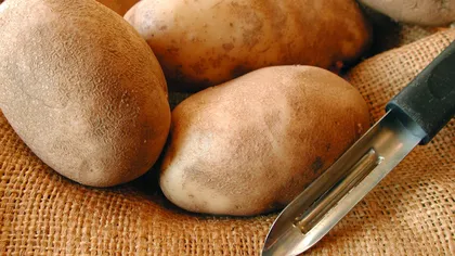 Cum să cureţi cartofii în 5 secunde, cu mâinile goale. VIDEO