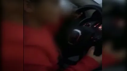 Părinte inconştient. Şi-a lăsat fiul de 10 ani să conducă maşina şi a postat filmuleţul pe Facebook VIDEO