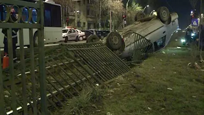 Accident grav în Bucureşti. O maşină s-a răsturnat pe linia de tramvai