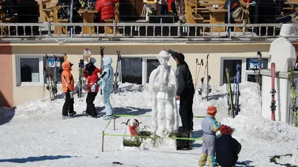 INEDIT! Elena Udrea în arest, sculptată la Festivalul Oamenilor de Zăpadă FOTO