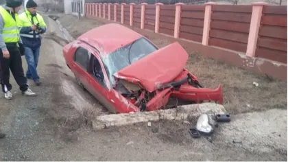 Accident GRAV la Iaşi: Un Fiat s-a făcut zob după ce s-a izbit de un pod. FOTO ŞI VIDEO
