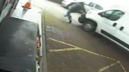 Jaf la benzinărie. Un şofer a fost lovit de maşina proprie, condusă de un hoţ VIDEO