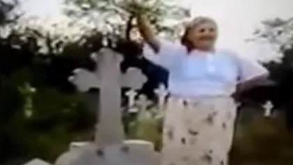 ŞOCANT. Cum dansează O FEMEIE pe mormântul soţului în ritmuri de MANELE. VIDEO