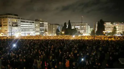 Decizia BCE îi înfurie pe greci: Manifestaţie spontană, de amploare, la Atena