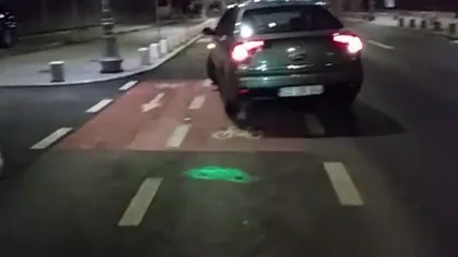 Un şofer BĂTĂUŞ a parcat pe pista pentru biciclişti de pe Calea Victoriei VIDEO