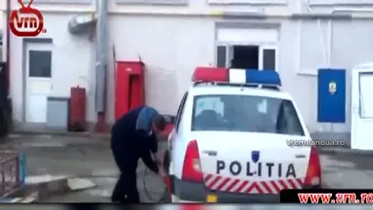 Ipostaza inedită în care a fost surprins un poliţist. Bărbatul îşi spală singur maşina din dotare VIDEO