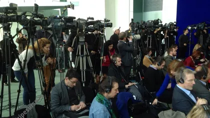 Cum s-au înghesuit jurnaliştii străini la întâlnirea lui Iohannis cu Merkel. IMAGINI din spatele camerelor