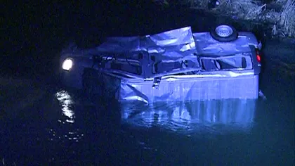 Accident lângă Bucureşti. Un microbuz cu pasageri s-a RĂSTURNAT într-un râu