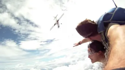SENZAŢII TARI la un pas de MOARTE: Doi paraşutişti era cât pe ce să fie LOVIŢI de un AVION VIDEO