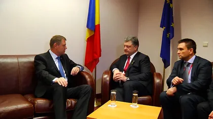 Poroşenko l-a salutat în română pe Iohannis şi l-a invitat la Kiev