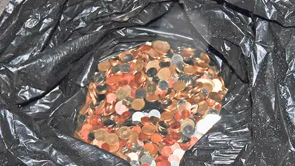 O farmacistă şi-a achitat rata în franci elveţieni cu un sac de monede