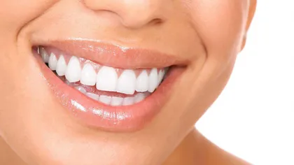 Cum îţi cureţi dinţii în mod natural. Metoda ieftină care îi albeşte şi care te scapă de carii