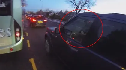 Ipostaza ciudată în care a fost FILMAT un ŞOFER în trafic: Este MULTITASKING VIDEO