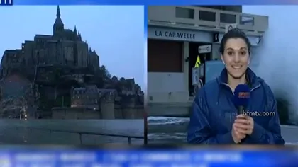 O reporteriţă a fost luată pe sus de un val în timp ce transmitea în direct VIDEO