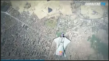 Primul om din istorie care a zburat deasupra piramidelor din Egipt VIDEO