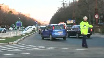 Accident spectaculos chiar în centrul Capitalei. Un şofer a ajuns în fântâna arteziană VIDEO