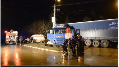 ACCIDENT MORTAL în Botoşani. O ambulanţă aflată în misiune, lovită de un TIR / VIDEO