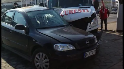Accident între un autoturism şi un microbuz. Şapte persoane au fost rănite VIDEO