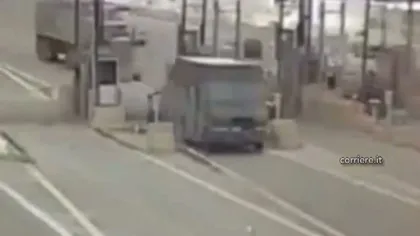Accident spectaculos, surprins de camere: Şoferul unui camion pierde controlul volanului VIDEO