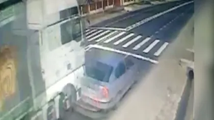 Imagini terifiante din trafic, în Vrancea: O maşină a fost agăţată de un TIR VIDEO