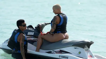 Kim Kardashian are o rivală. Amber Rose a ieşit la plajă cu un costum de baie minuscul