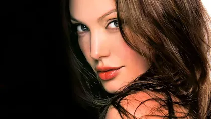 Angelina Jolie şi-a extirpat ovarele
