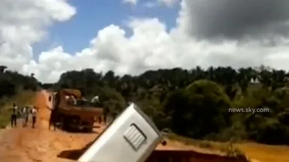 Accident spectaculos: Autobuz înghiţit de crater, în Brazilia VIDEO