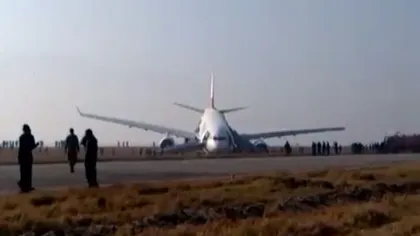 Un avion cu 238 de oameni la bord a ieşit de pe pistă pe un aeroport din Nepal VIDEO