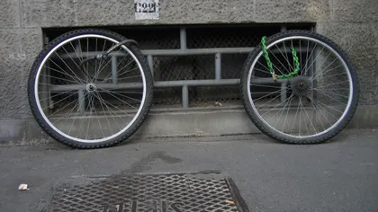 Mesaj amuzant lăsat de un român în scara blocului, după ce un hoţ i-a furat bicicleta: Stimate... FOTO