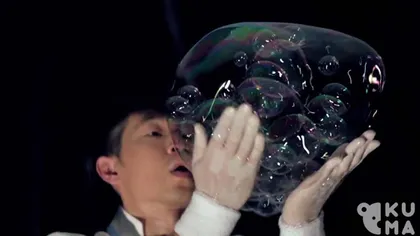 Artă dintr-o joacă de copii: Baloanele de săpun prind viaţă în mâna unui bărbat VIDEO FASCINANT
