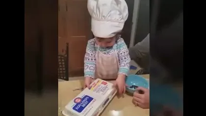 Cea mai SCUMPĂ BUCĂTĂREASĂ din lume. O fetiţă de un AN îşi ajută cu succes mama în bucătărie VIDEO