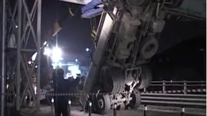 Accident SPECTACULOS în Argeş. Un camion a rămas suspendat la 5 metri deasupra şoselei VIDEO