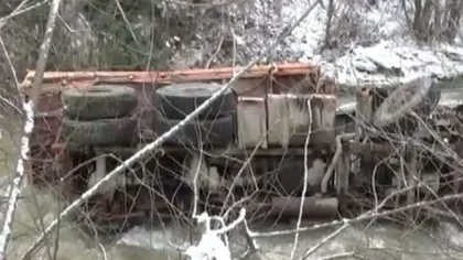 Accident grav în Bistriţa, după ce un CAMION a căzut într-o prăpastie VIDEO