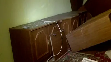 GELOZIE dusă la EXTREM. Un bărbat a distrus totul în casă după ce l-a părăsit soţia VIDEO