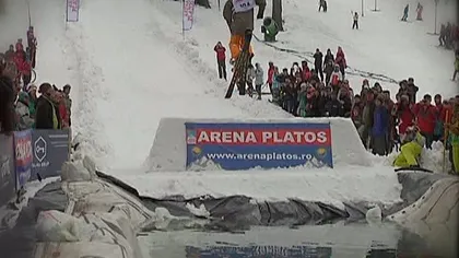 Imagini de SENZAŢIE în Păltiniş. Iubitorii sporturilor de iarnă au sărit cu schiurile într-un lac VIDEO