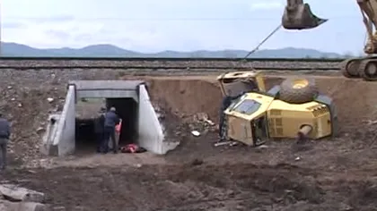 Sfârşit TRAGIC. Un muncitor a murit strivit de un excavator VIDEO