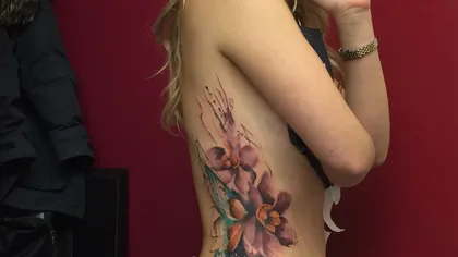 S-a lăsat tatuată de un artist fără să ştie ce desen îi face: Am fost traumatizată de el FOTO