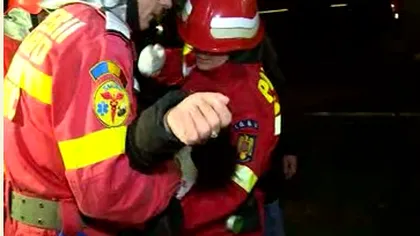Incendiu DEVASTATOR în Bucureşti. Trei case au ars şi un om a ajuns la spital VIDEO