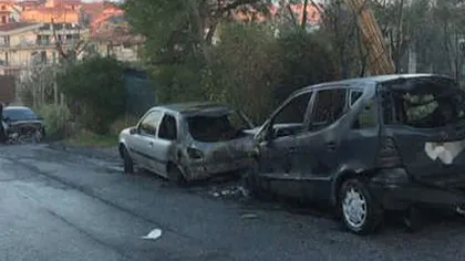 Atac la adresa comunităţii române: Cinci maşini, înmatriculate în România, incendiate pe o stradă din Roma