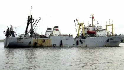 Cinci români, salvaţi de pe un pescador în derivă, în Marea Neagră. Armata a intervenit cu elicopterul VIDEO